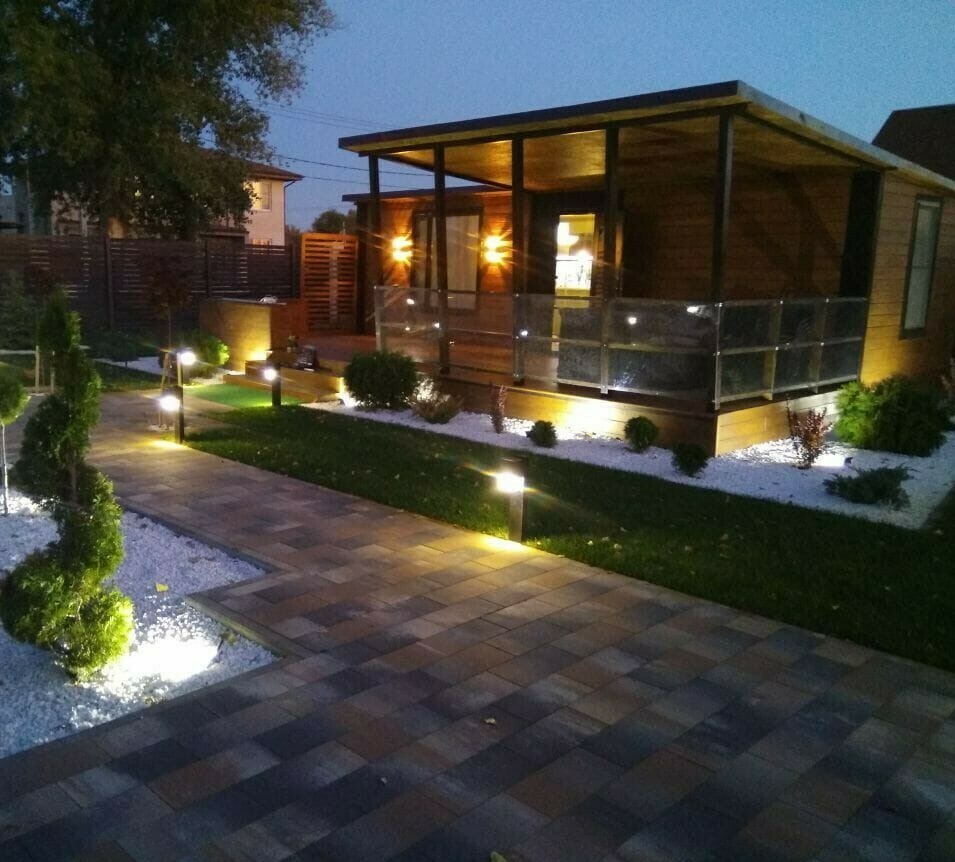 ландшафтное проектирование растения и свет вокруг дачного дома